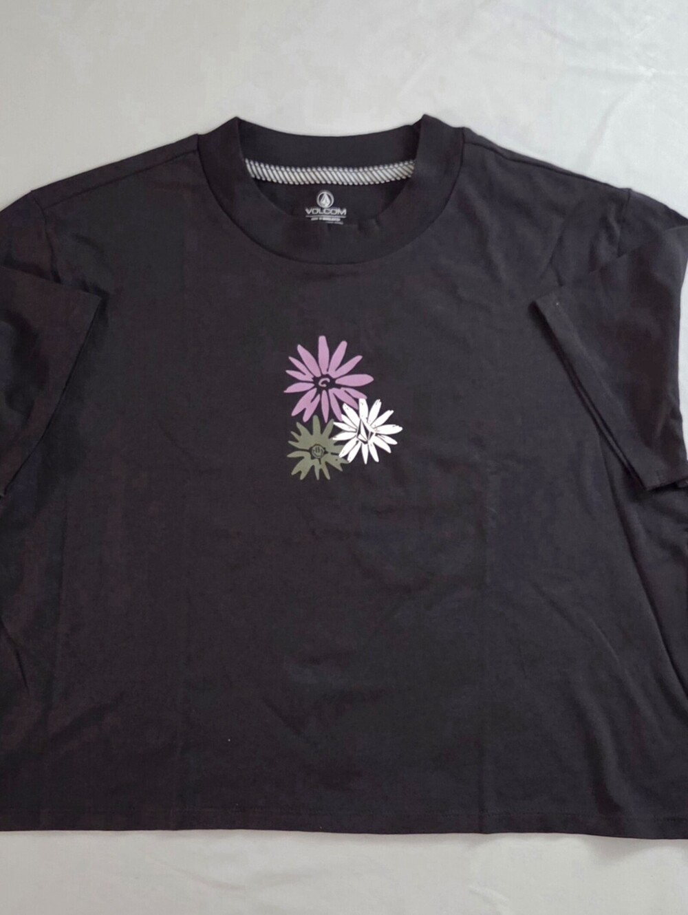 Volcom Women's Black Floral Graphic Crop T-Shirt NWT - L